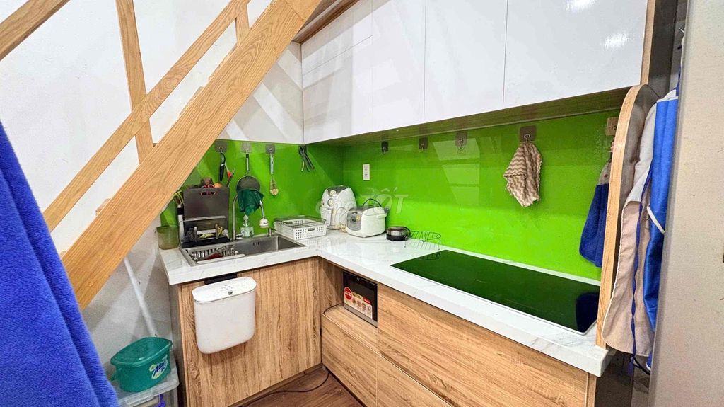 It's the owner who rents his three-foot balcony suite 90 meters high-level comfortable district 1