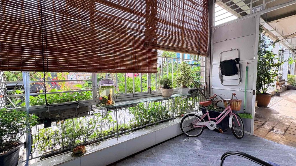 It's the owner who rents his three-foot balcony suite 90 meters high-level comfortable district 1