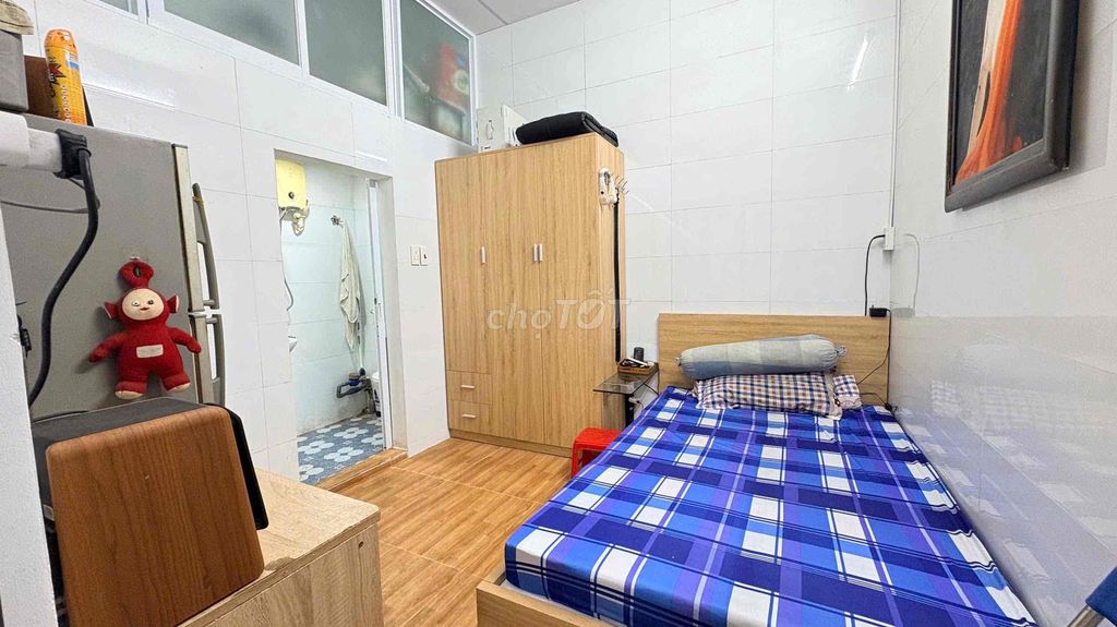 It's the owner who rents his three-foot balcony suite 90 meters high-level comfortable district 1