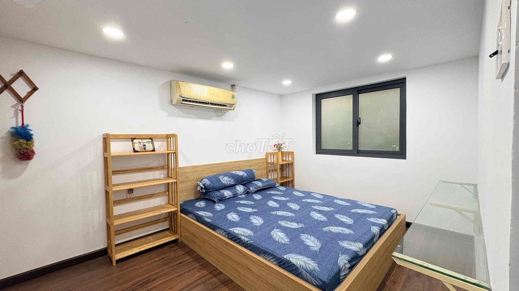 It's the owner who rents his three-foot balcony suite 90 meters high-level comfortable district 1