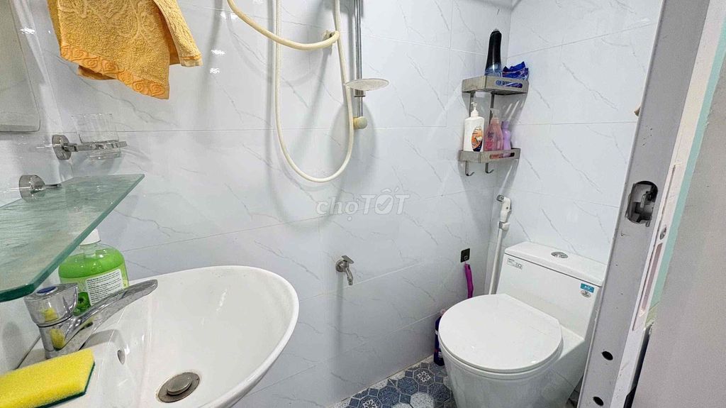 It's the owner who rents his three-foot balcony suite 90 meters high-level comfortable district 1