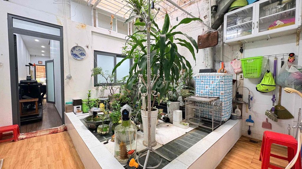 It's the owner who rents his three-foot balcony suite 90 meters high-level comfortable district 1