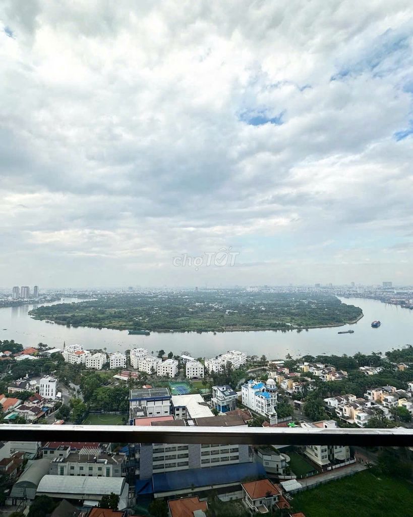 Rent all three bedrooms. 96 M2 view empty interior.