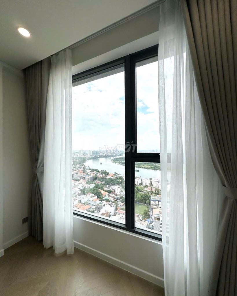 Rent all three bedrooms. 96 M2 view empty interior.
