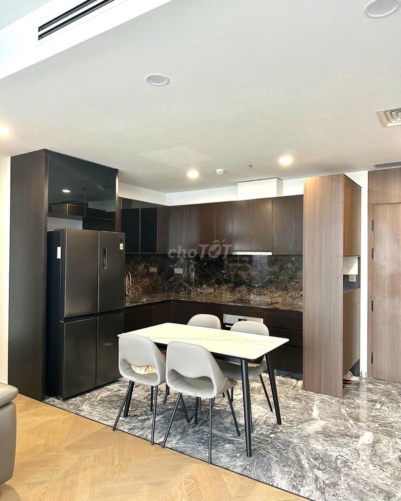 Rent all three bedrooms. 96 M2 view empty interior.