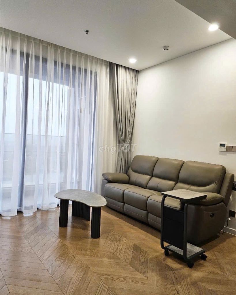 Rent all three bedrooms. 96 M2 view empty interior.