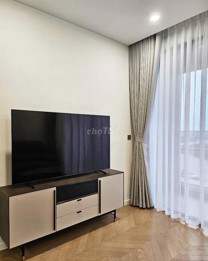 Rent all three bedrooms. 96 M2 view empty interior.