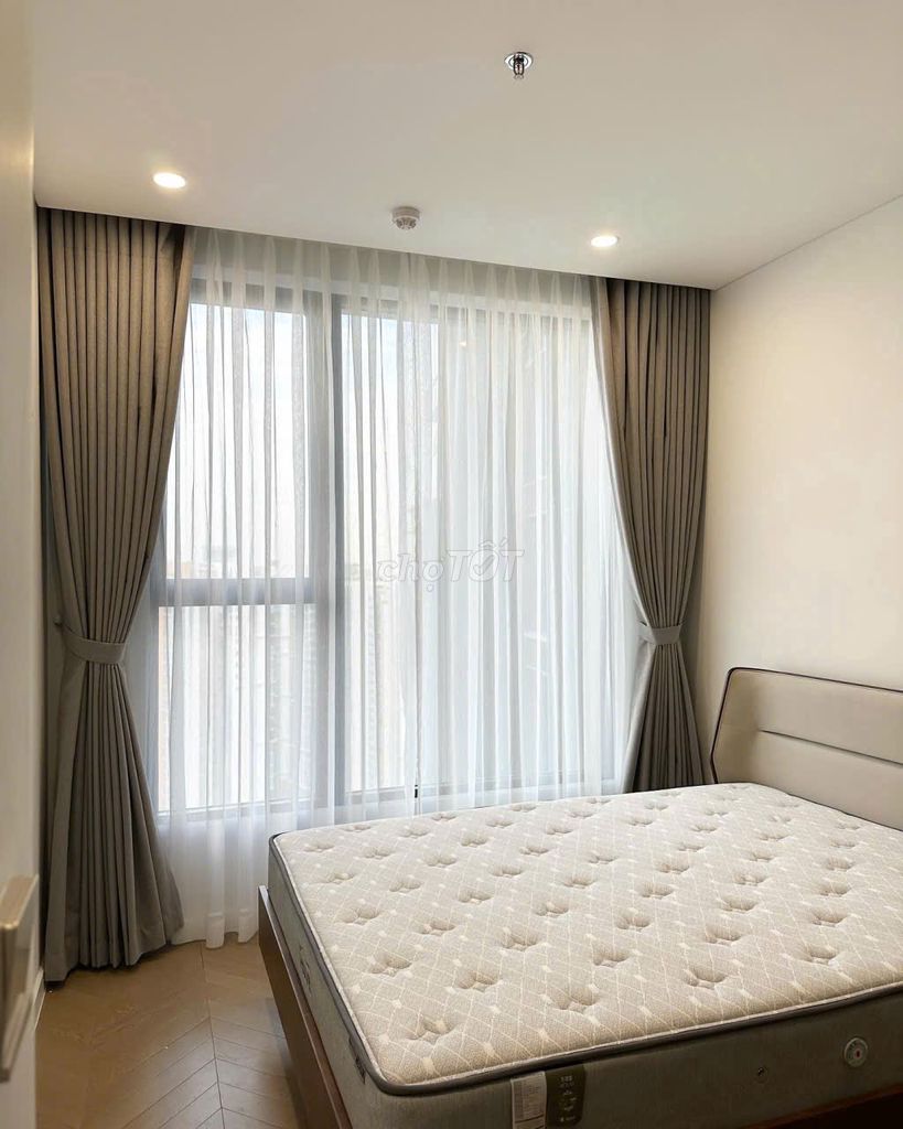 Rent all three bedrooms. 96 M2 view empty interior.