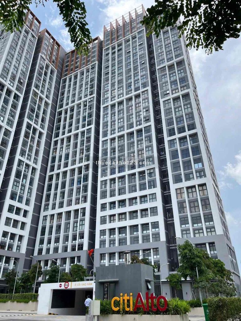 share 1 bedroom plus a private bathroom. VHS apartment 2 bedrooms - 2 ladies' priority toilets