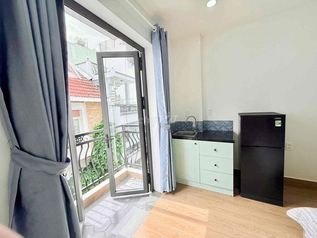 The balcony studio is Phan Xích Long.