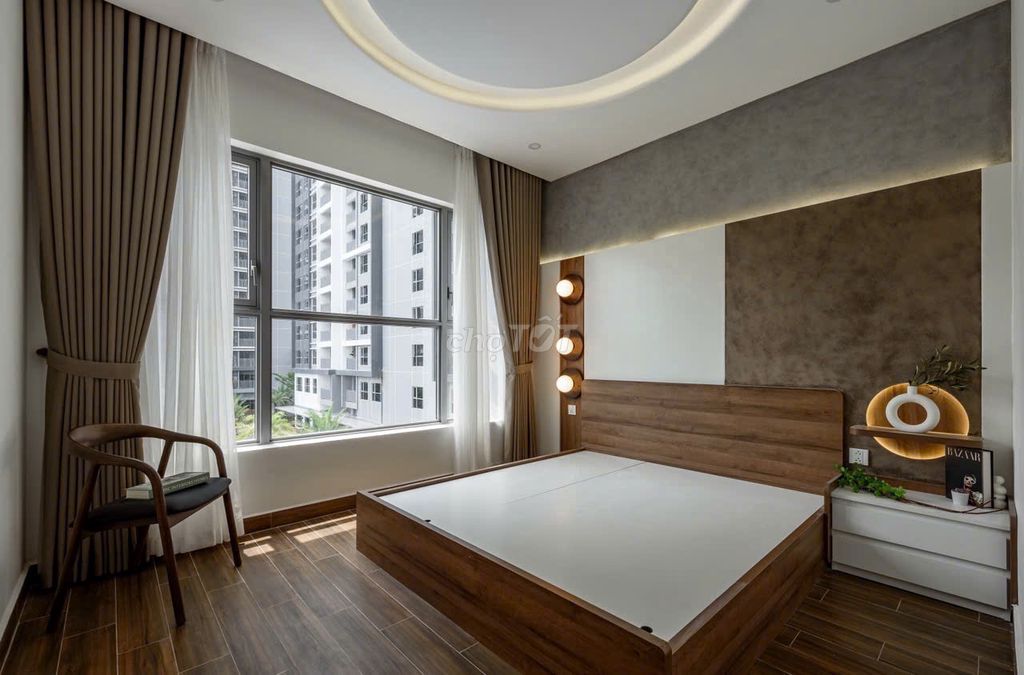 The owner sent in Celesta Rise 3 rooms full of furniture 106 m2 right now.