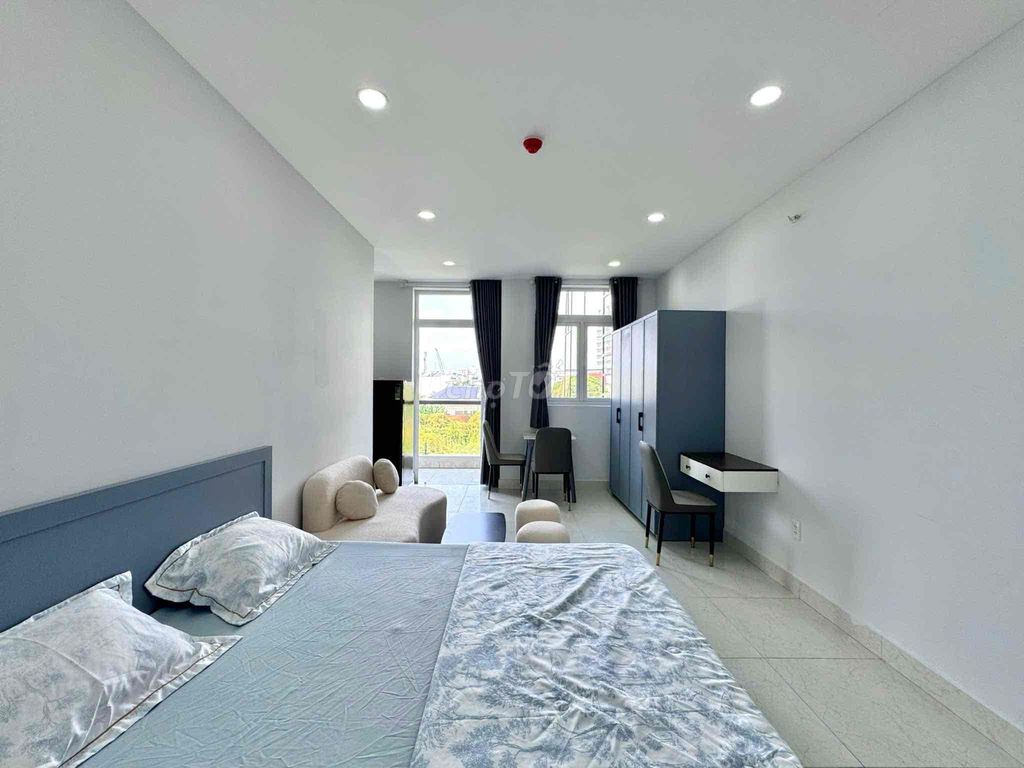 The balcony, the private washing machine. Near the green section, the wealthy private...
