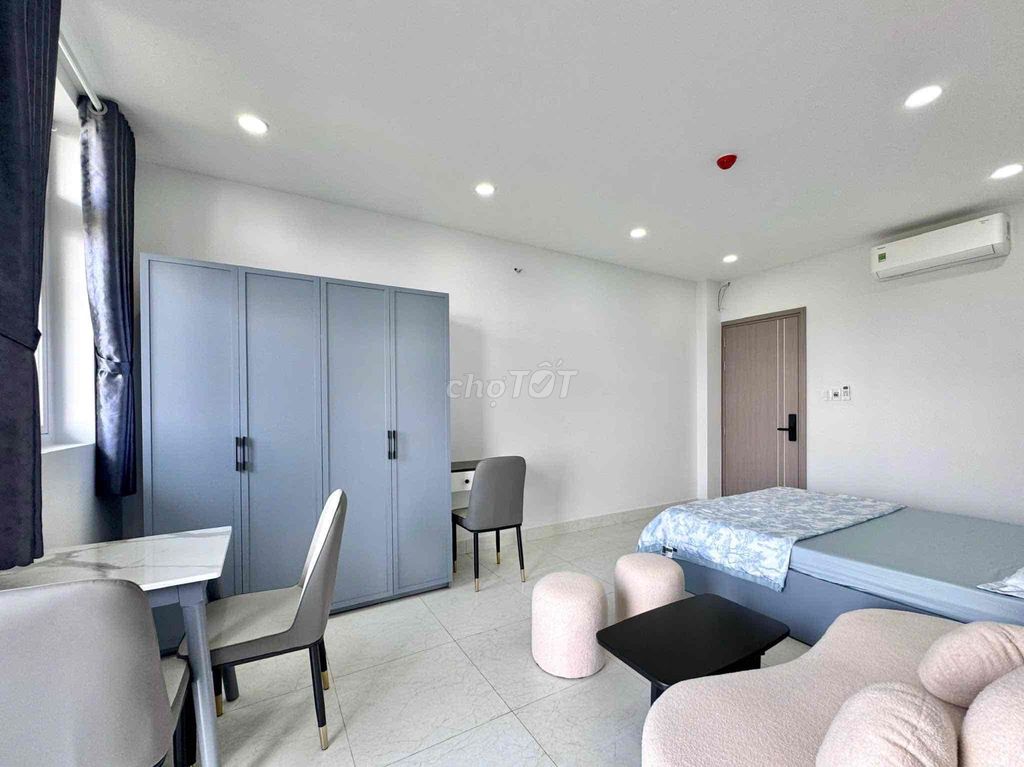 The balcony, the private washing machine. Near the green section, the wealthy private...
