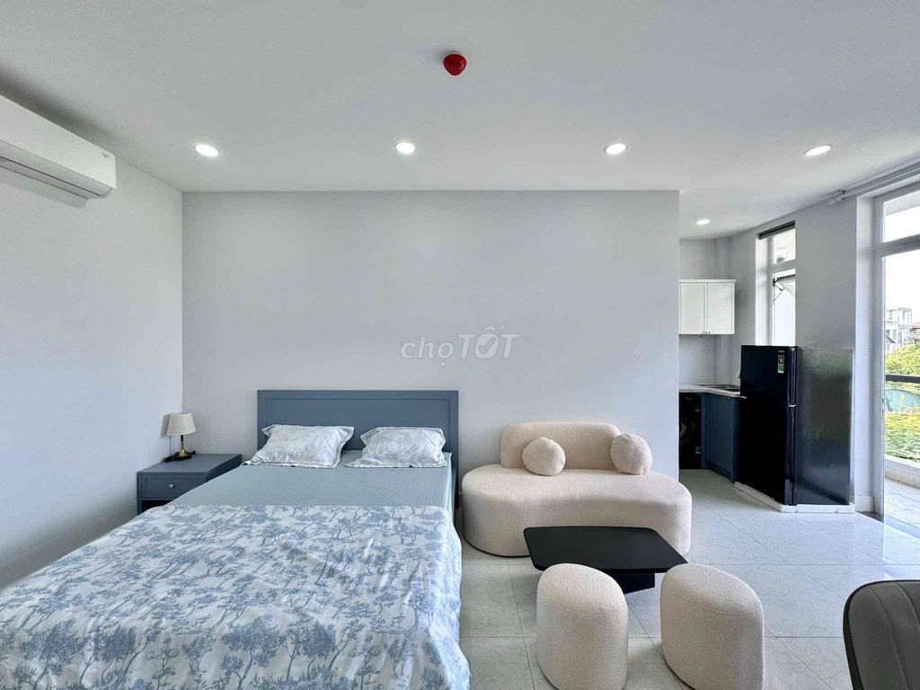 The balcony, the private washing machine. Near the green section, the wealthy private...