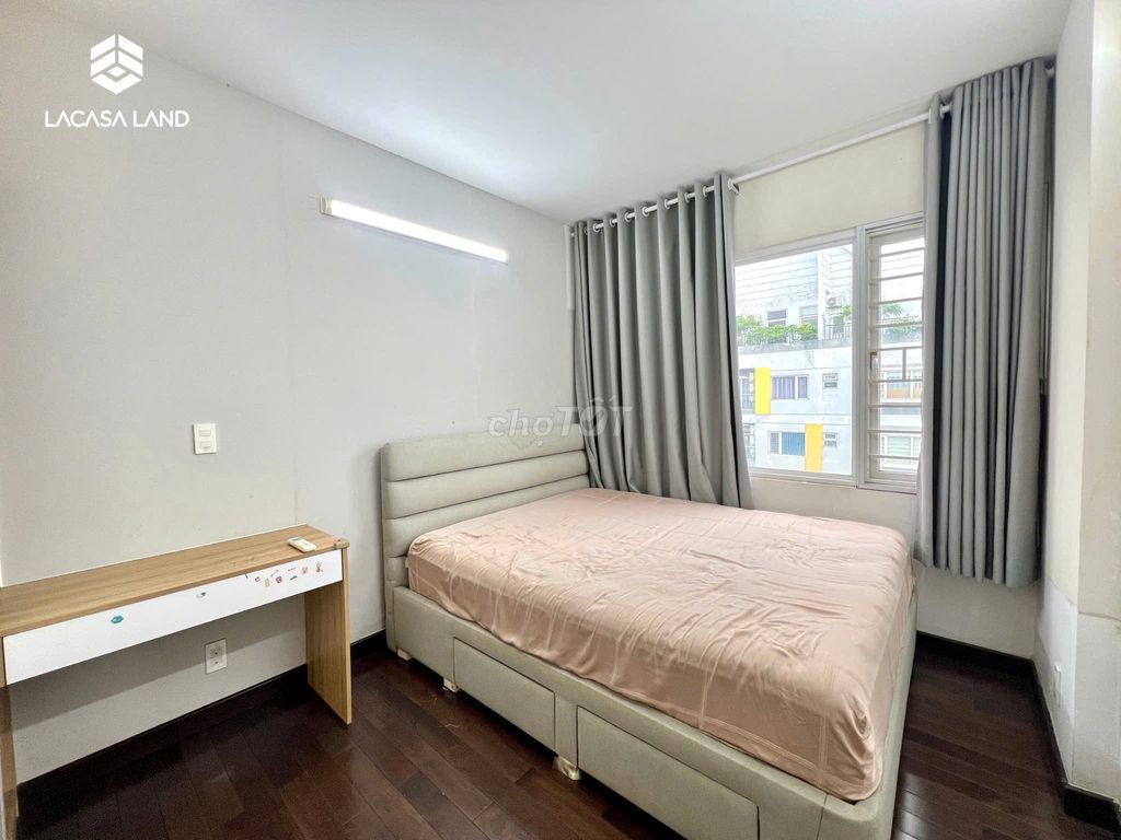 Charmington rents three bedrooms. Full bathroom.