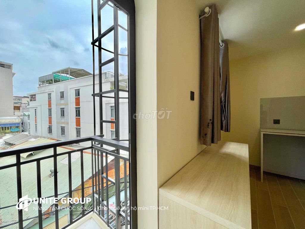 The balcony apartment is 35 meters tone wood right near Trần Quý Cáp near the Market.