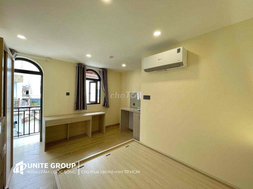 The balcony apartment is 35 meters tone wood right near Trần Quý Cáp near the Market.