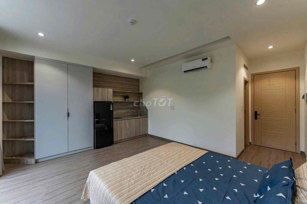Studio Bandol's apartment is super wide-specty. District 3
