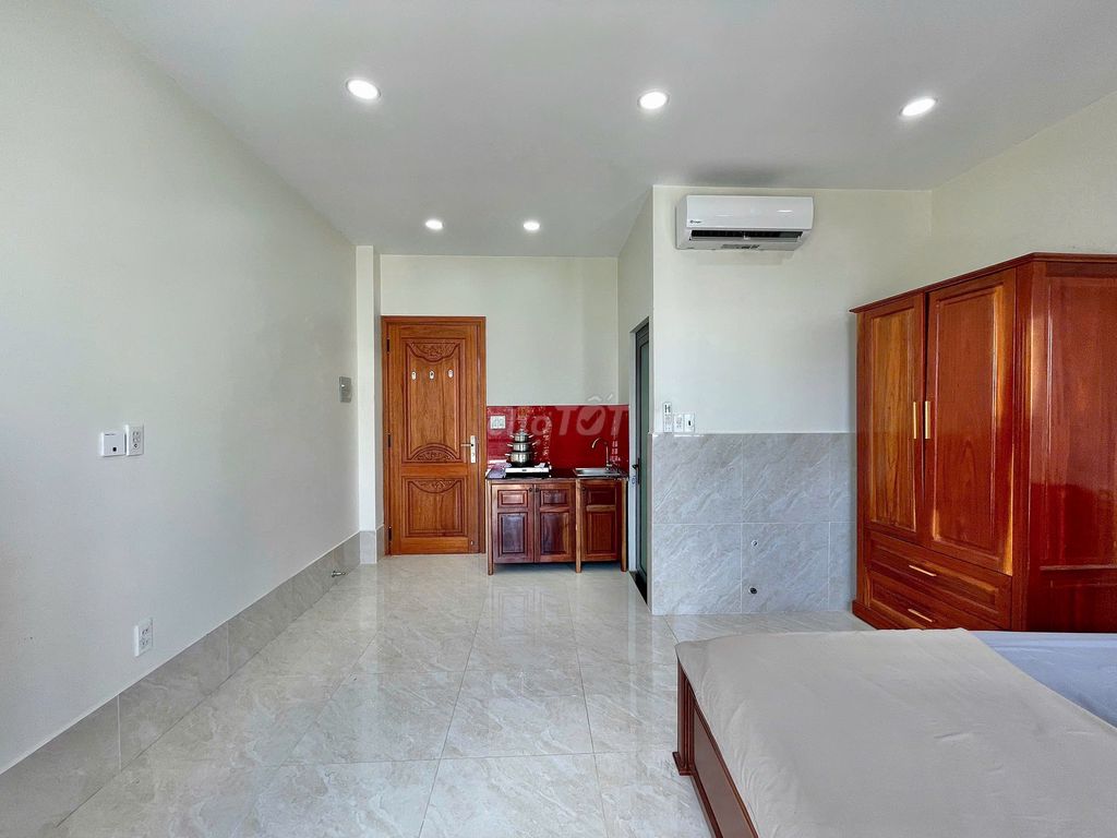 The balcony studio, nice and clean, Lê Văn Sỹ, master of crime.