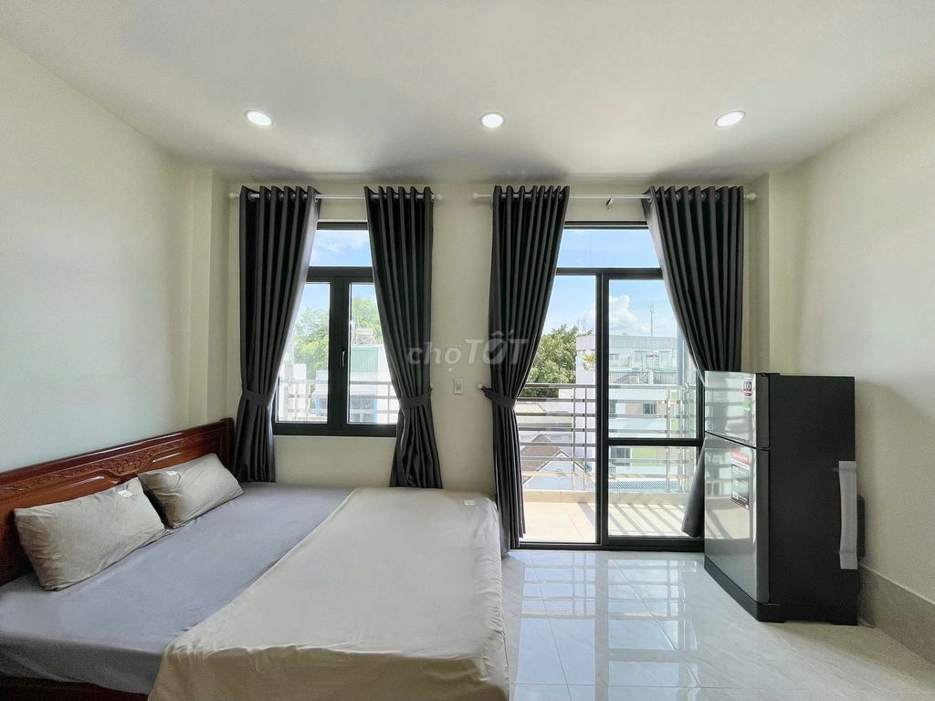The balcony studio, nice and clean, Lê Văn Sỹ, master of crime.