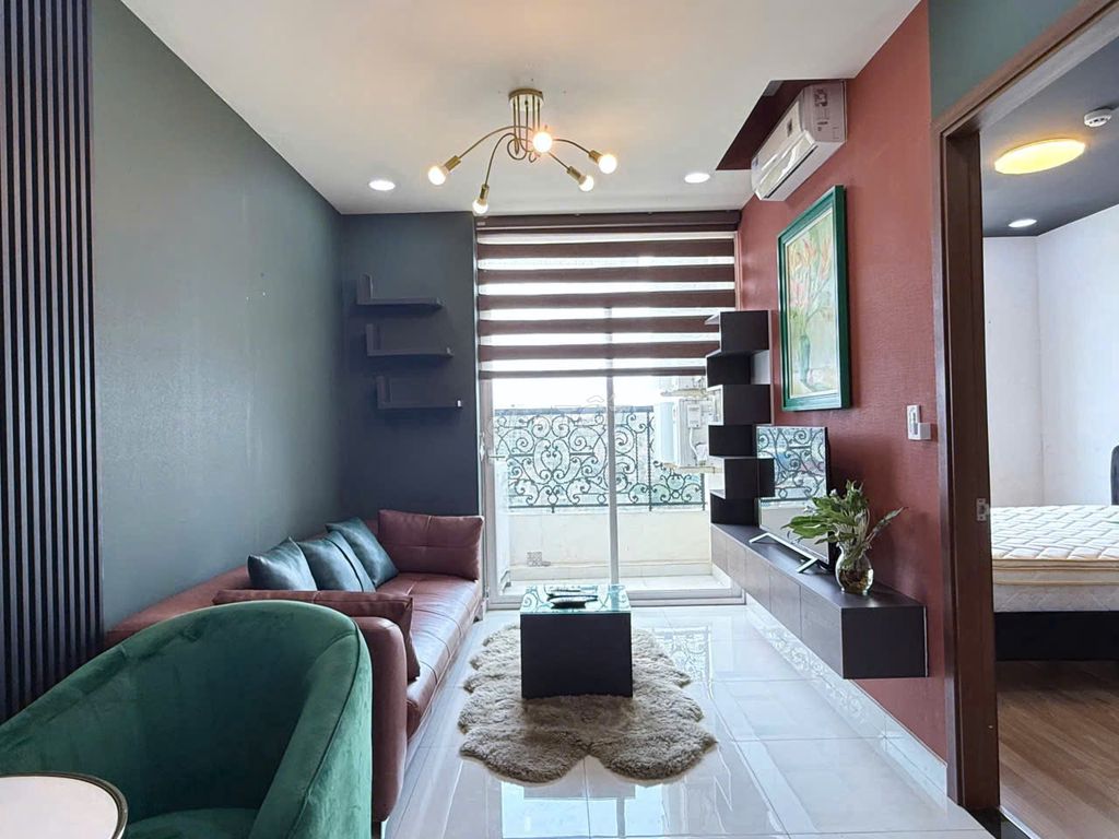Grand Riverside, 3 p to the center, soft prices, 13.5 million a bedroom.
