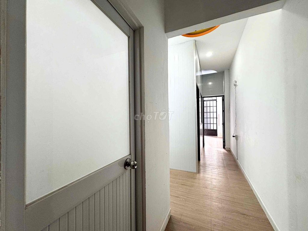 Rent two balcony bedrooms in Sư Vạn Hạnh District 10.