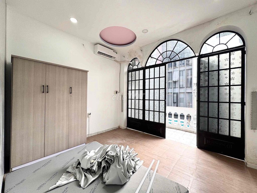 Rent two balcony bedrooms in Sư Vạn Hạnh District 10.