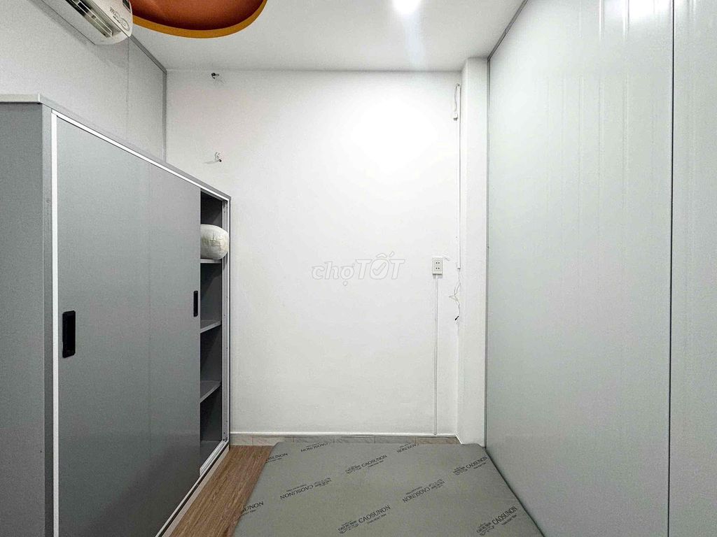 Rent two balcony bedrooms in Sư Vạn Hạnh District 10.