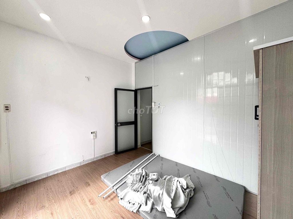 Rent two balcony bedrooms in Sư Vạn Hạnh District 10.