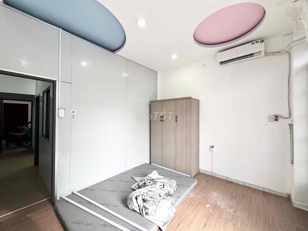 Rent two balcony bedrooms in Sư Vạn Hạnh District 10.