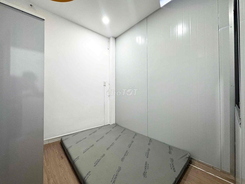 Rent two balcony bedrooms in Sư Vạn Hạnh District 10.