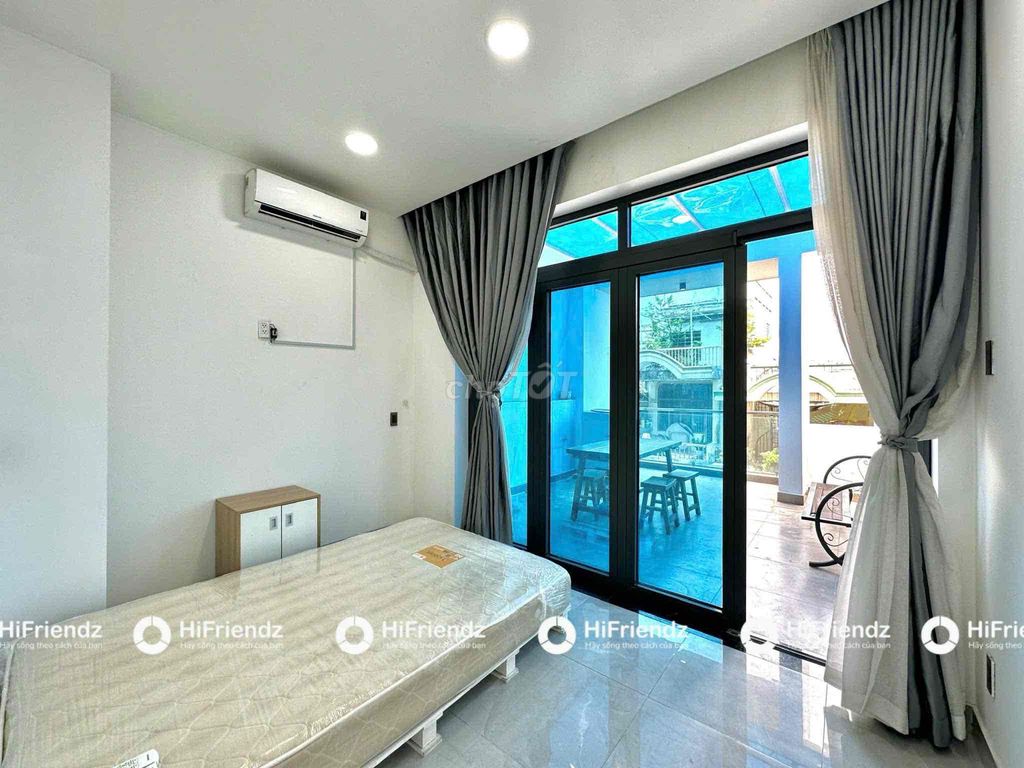 The two bedrooms are right here at the University of Science, West Square, rich.