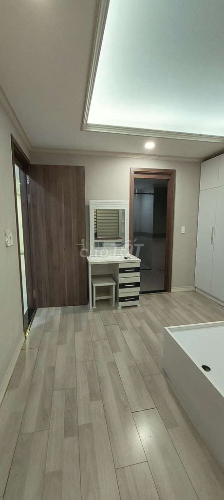 The apartment is beautiful. Three bedrooms wide. 107 meters wide.