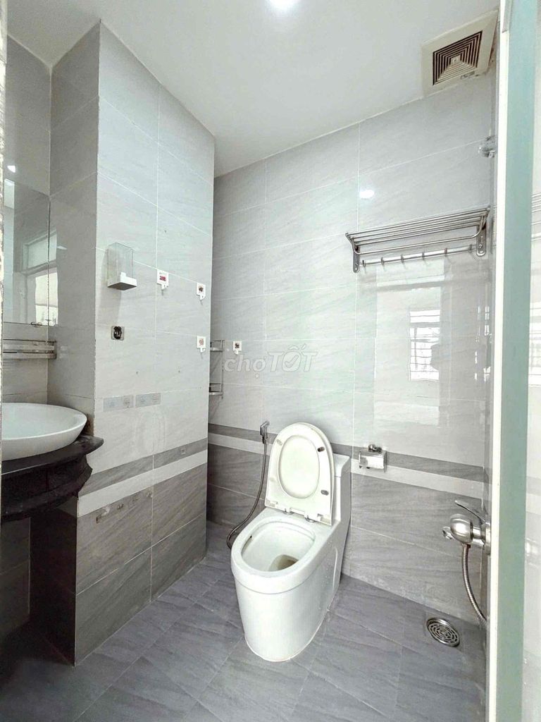 công (c) - Full interior - Nguyễn Xí – 2 open windows