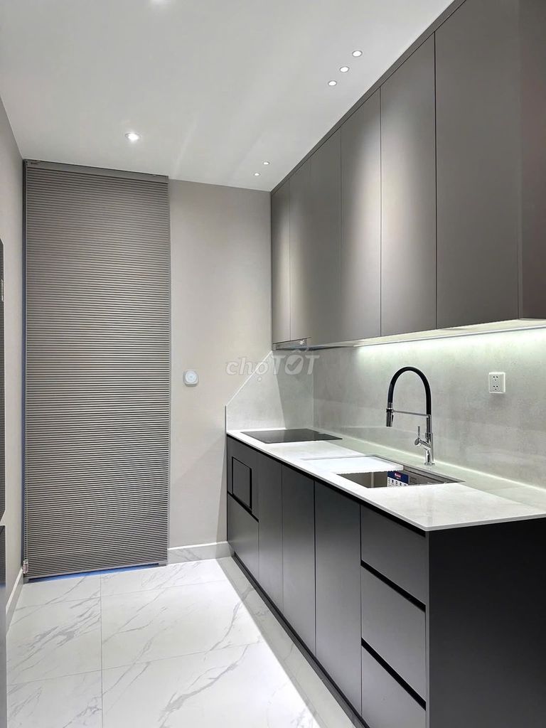 Rent a high-end apartment. One bedroom right in Lý Chính Thắng. 3rd District.