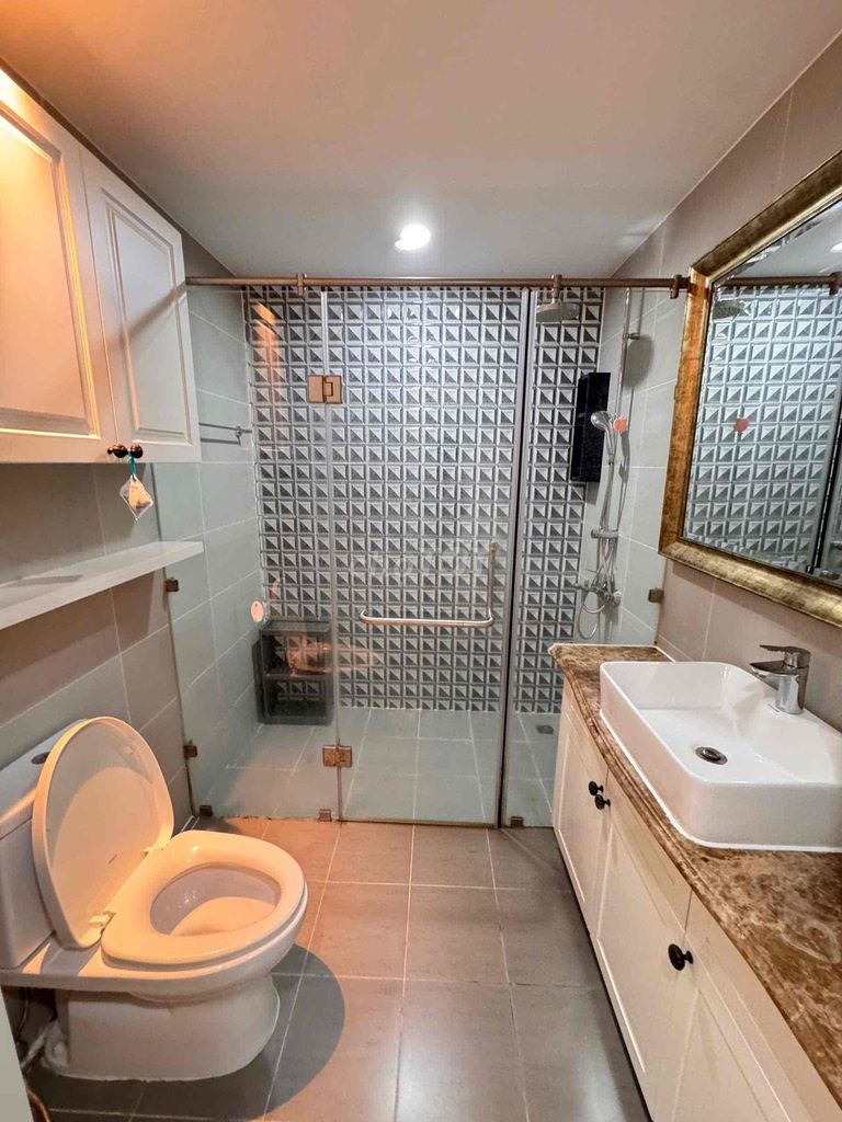 Rent Gold View three bedrooms. Two hundred and forty-six meters. Only 26 million new furniture a month.