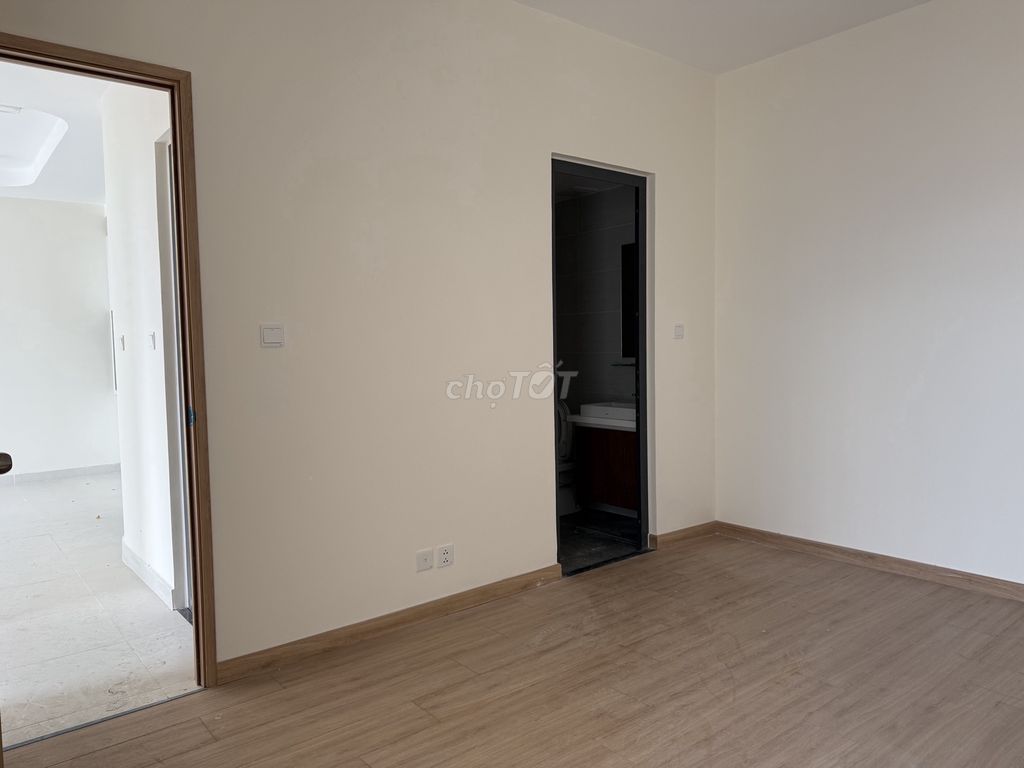 Renting Aurora Residence two bedrooms, two cool new toilets.