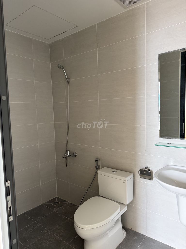 Renting Aurora Residence two bedrooms, two cool new toilets.
