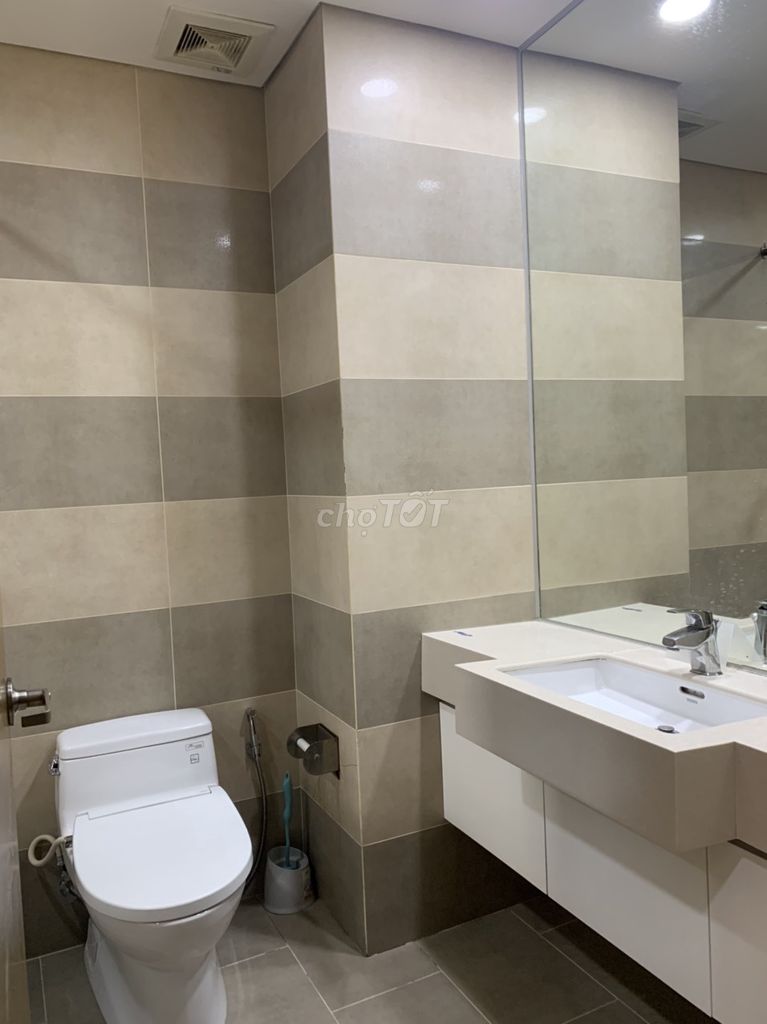 The Sài Gòn Airport Plaza apartment is near the airport - 95 meters full of furniture.