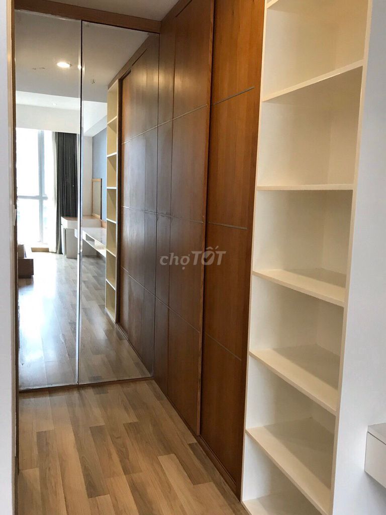 The Sài Gòn Airport Plaza apartment is near the airport - 95 meters full of furniture.
