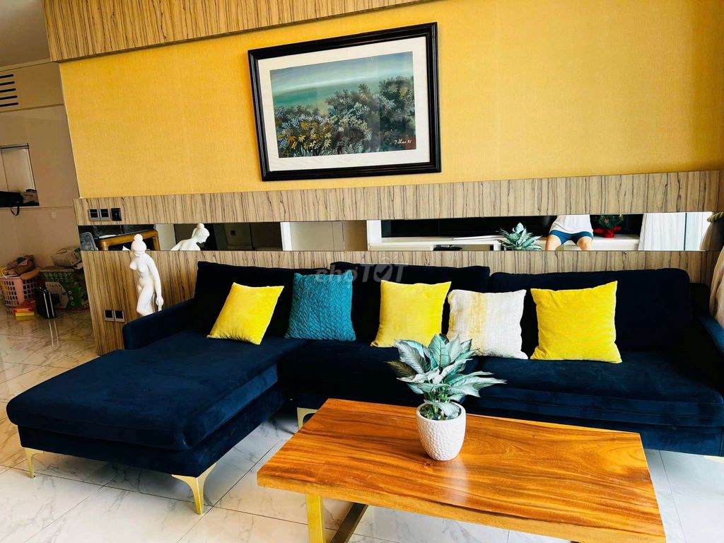 Rent sarica-- three bedrooms full of wits by the river.