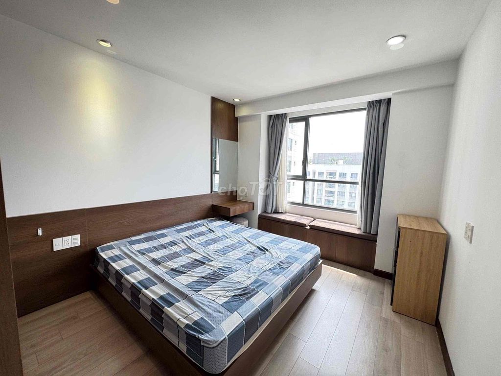Rent Gold View apartments. Two bedrooms. A full bathroom full of furniture.