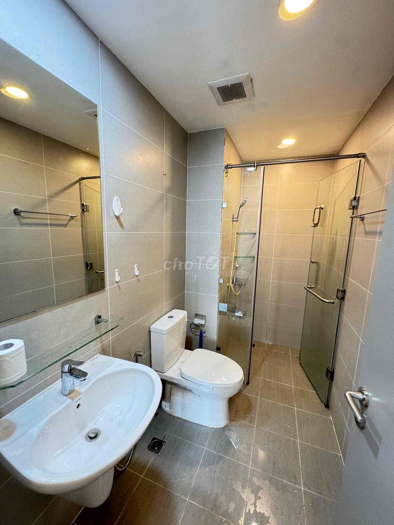 Rent Gold View apartments. Two bedrooms. A full bathroom full of furniture.