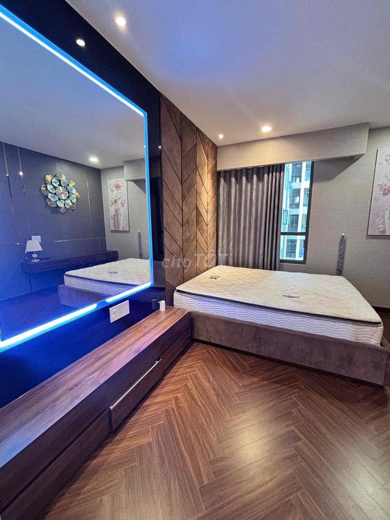 Hot rents Gold View. A bedroom.