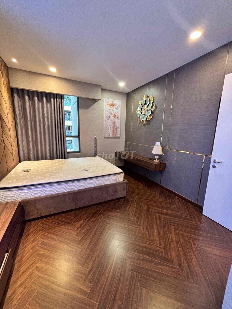 Hot rents Gold View. A bedroom.