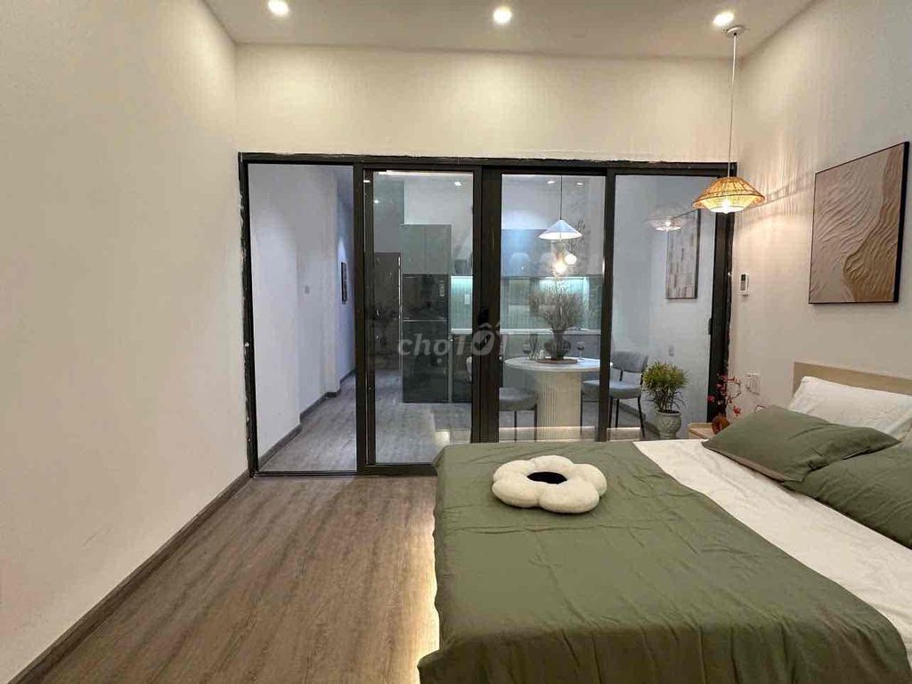 The apartment is a full-size balcony bedroom. Twelve million and a half of them are clean.