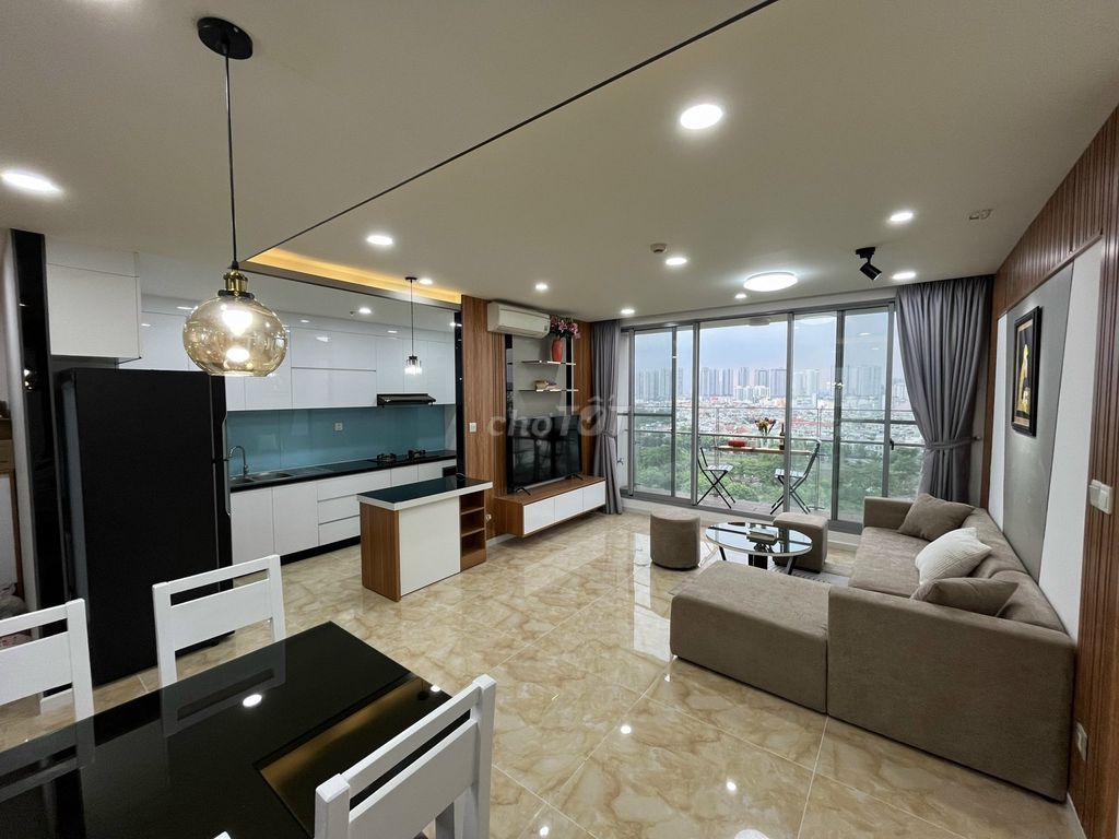 Rent the two Green Valley bedrooms, full of fine furniture.
