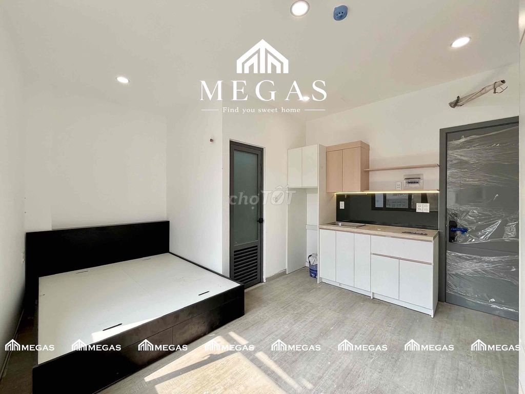 Opening - hyper-beautiful interior studio - balcony/ window