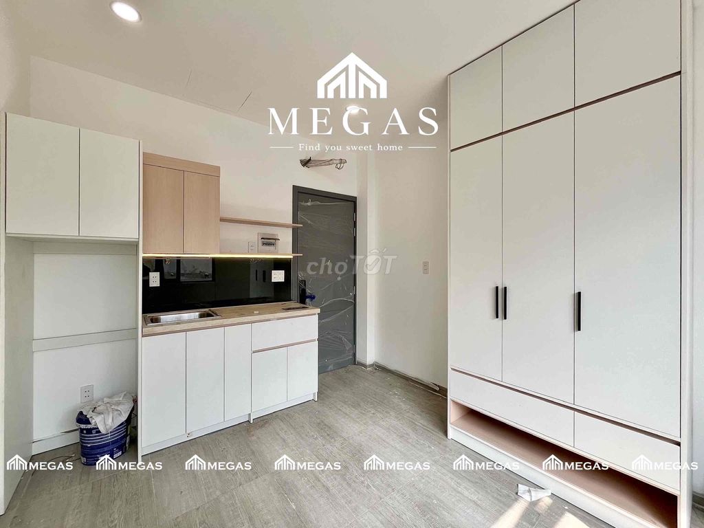 Opening - hyper-beautiful interior studio - balcony/ window