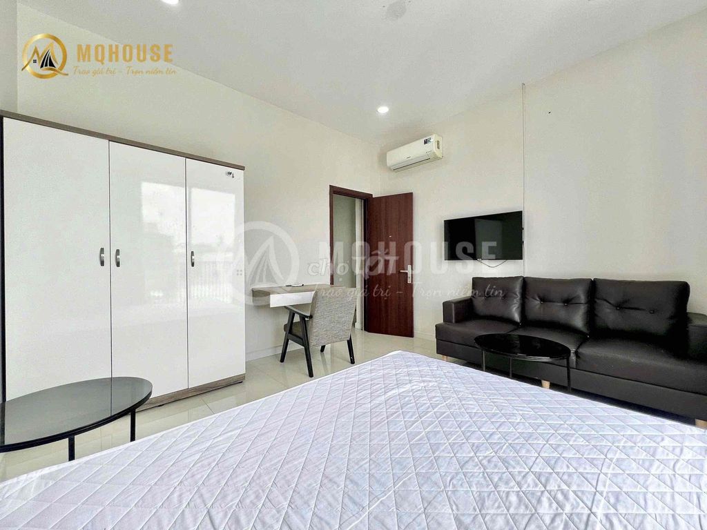 apartment one separate bedroom right at the Phú Nhuận stop.